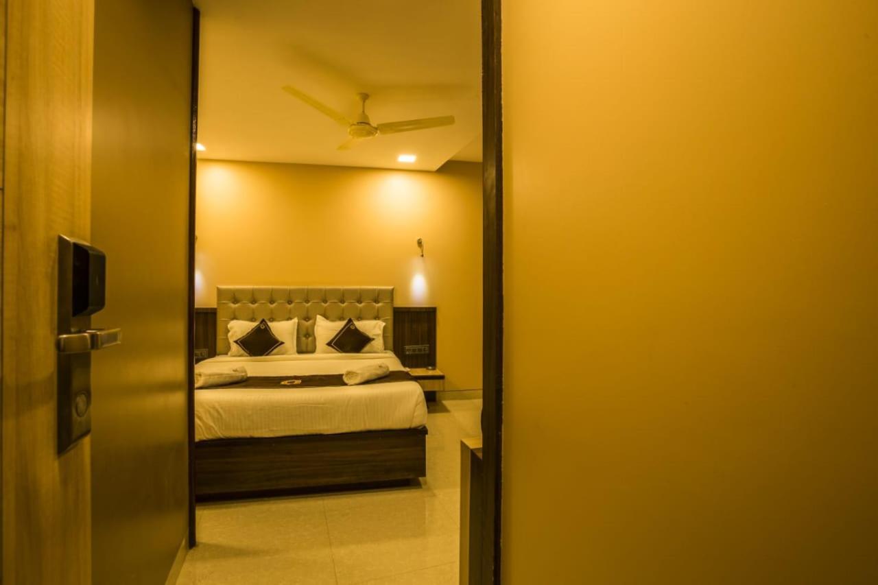 Hotel Golden Crown Mumbai Exteriör bild